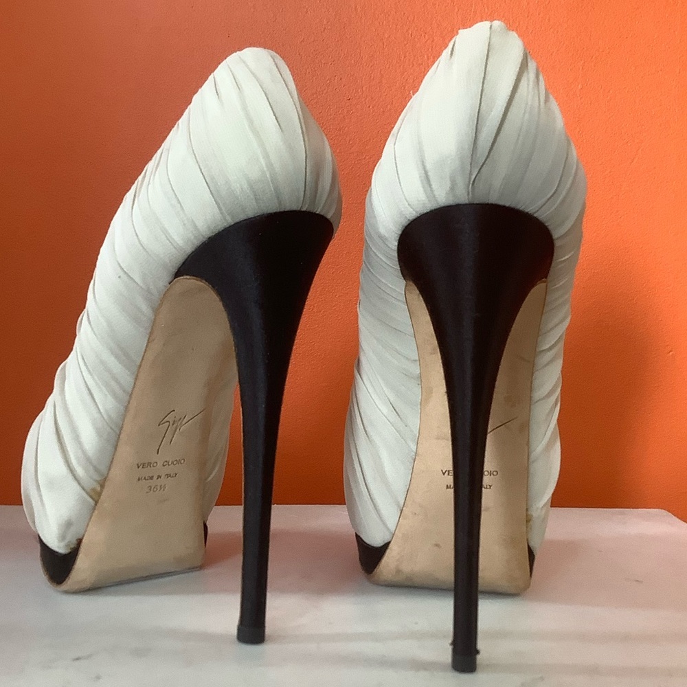 Gorgeous Giuseppe Zanotti Silk Pumps - Picture 6 of 9